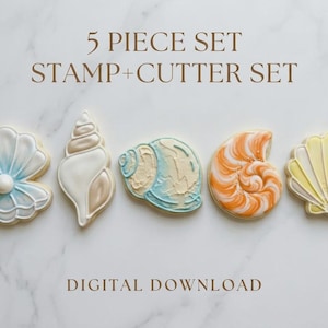 以下が含まれることがあります： 5つの貝殻型のクッキーカッターとスタンプのセット。クッキーは、青、白、オレンジ、黄色などのパステルカラーで装飾されています。「5 PIECE SET STAMP+CUTTER SET」と「DIGITAL DOWNLOAD」の文字が表示されています。