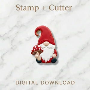 Peut inclure: Un ensemble de découpoir et tampon à biscuits représentant un gnome rouge et blanc. Le gnome porte un chapeau rouge, une barbe blanche et tient un champignon. Les mots "Stamp + Cutter" et "DIGITAL DOWNLOAD" sont en haut et en bas de l'image.