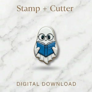 Op de afbeelding: Een witte spookvormige stempel en uitsteker, met een bril en leest een blauw boek. De tekst "Stamp + Cutter" en "DIGITAL DOWNLOAD" worden respectievelijk boven en onder de spookillustratie weergegeven op een marmeren achtergrond.