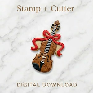 Pode incluir: Um cortador de biscoitos e um conjunto de carimbos em forma de violino. O biscoito é decorado para se assemelhar a um violino com um laço vermelho. O texto "Stamp + Cutter" e "DIGITAL DOWNLOAD" são exibidos em um fundo de mármore.
