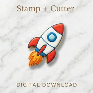 Puede incluir: Un cortador de galletas y un juego de sellos con forma de cohete. La galleta es blanca con detalles en rojo, azul y amarillo. Se muestra el texto "Stamp + Cutter" y "DIGITAL DOWNLOAD".