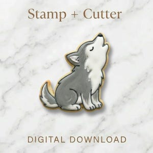 Puede incluir: Un juego de cortador y sello de galletas con un diseño de lobo aullando. El lobo es gris y blanco con un contorno marrón claro. El texto "Stamp + Cutter" y "Digital Download" son visibles.