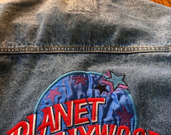 Vintage jaren 90 Planet Hollywood Beverly Hills denim trucker jeansjack — maat XL — geborduurd — uitstekende staat