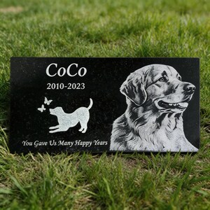 Pode incluir: Placa memorial para animais de estimação em granito preto com uma gravura detalhada de um retrato de cão. A placa inclui o nome "CoCo" e os anos "2010-2023", juntamente com uma silhueta de cão e borboletas. A inscrição diz "You Gave Us Many Happy Years".