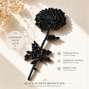 Puede incluir: Un broche de flor negra con numerosos cristales oscuros facetados dispuestos en un patr&oacute;n floral con tallo y hojas. La imagen incluye el texto: HANDMADE WITH LOVE, VINTAGE STYLE, SPARKLING CRYSTAL, PERFECT GIFT, BLACK FLOWER BROOCH PIN.