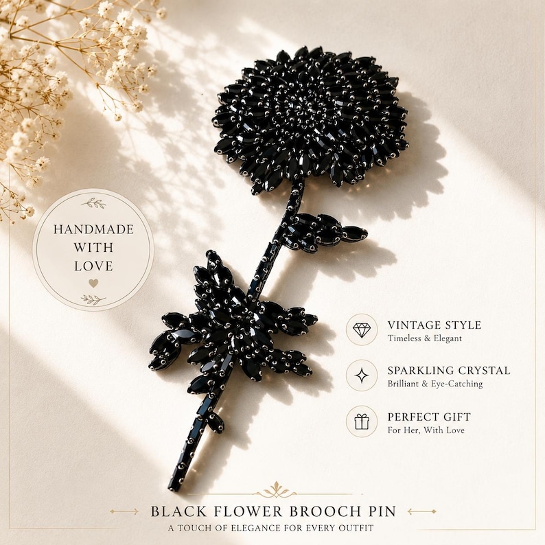 Puede incluir: Un broche de flor negra con numerosos cristales oscuros facetados dispuestos en un patr&oacute;n floral con tallo y hojas. La imagen incluye el texto: HANDMADE WITH LOVE, VINTAGE STYLE, SPARKLING CRYSTAL, PERFECT GIFT, BLACK FLOWER BROOCH PIN.