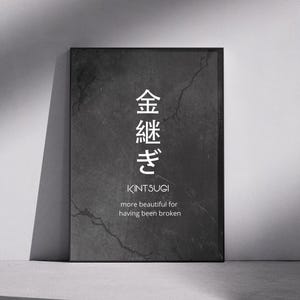 Peut inclure: Une affiche murale rectangulaire présentant un fond gris foncé texturé avec de subtils motifs de fissures. Le texte indique 金継ぎ, KINTSUGI, et more beautiful for having been broken en lettres blanches centrées sur la surface de l'affiche.