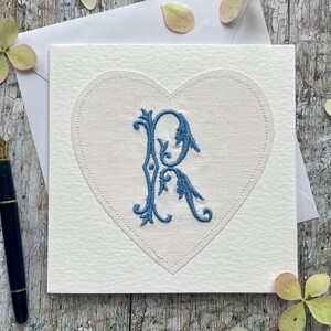 Carte de voeux initiale brodée, carte unique romantique à encadrer ou à envoyer, carte d'anniversaire faite main, initiale vintage, vendeur britannique,