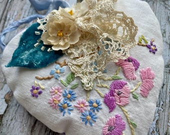 手作りのハート型トークン、ヴィンテージ刺繍入りリネンとレースのネックレス、ゆっくりと丁寧に縫い上げたアートネックレス、世界に一つだけの手縫いハート、イギリスの販売者