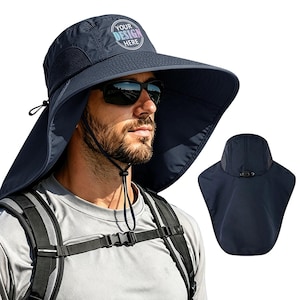 Può includere: Cappello da sole blu navy con tesa larga e patta per il collo. Il cappello presenta un pannello in rete per la ventilazione e un cordino. Il testo "YOUR DESIGN HERE" è stampato sul davanti. Viene mostrata anche una patta per il collo staccata.