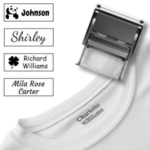 Può includere: Un timbro con nome viene utilizzato su una maglietta bianca. Il timbro è argentato e nero. Vengono visualizzate quattro etichette con nomi: "Johnson" con un panda, "Shirley", "Richard Williams" con un quadrifoglio e "Mila Rose Carter".