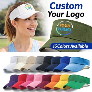 Pode incluir: Uma coleção de viseiras de sol em 16 cores diferentes, incluindo branco, preto, azul, vermelho, rosa, amarelo e verde. Cada viseira apresenta uma aba curva e uma alça ajustável. O texto Custom Your Logo e 16 Colors Available é visível.