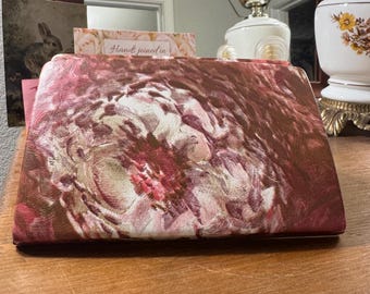 Caja de joyería de viaje vintage de los años 60 y 70 con estampado floral rosa/burdeos y detalles de latón.