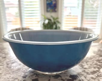 Vintage Pyrex 325 Blue Mixing Bowl – 2.5L Clear Bottom Nesting Bowl