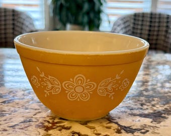 Vintage Pyrex Golden Butterfly 401 Mixing Bowl – 1.5 Pint | Retro Kitchen Collectible | 1960s–1970s