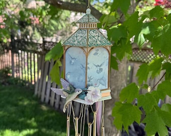 Vintage Bradford Börse Ruby-Throated Windsang Kolibri Windspiel Laterne | aus Porzellan – Garden Whispers von Larry K Martin
