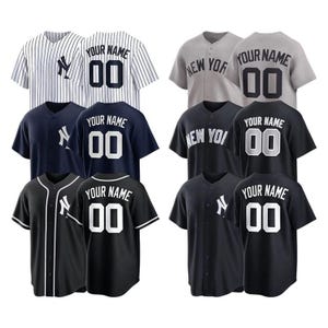 Peut inclure: Plusieurs maillots de baseball de couleurs variées, dont marine, gris et noir. Certains présentent des rayures, le texte "NEW YOR", et le texte "YOUR NAME" avec le numéro "00".