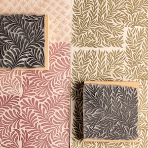 Puede incluir: Un juego de tres tazas de cerámica con un acabado mate moteado. Las tazas son de color crema, gris claro y gris oscuro. Cada taza tiene un diseño simple y minimalista y un asa redondeada.