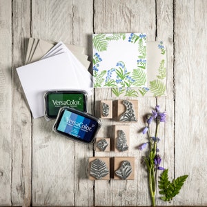 Ensemble cadeau jacinthe des bois, myosotis et fougères, coffret cadeau créations, coffret cadeau créations botaniques, ensemble d'estampes sur bois et de tampons encreurs.