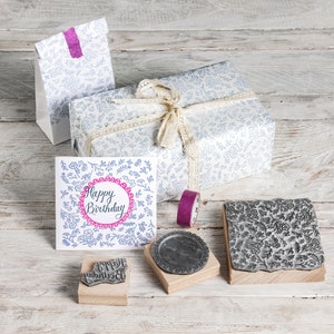 Wilde Blume mit Bienen und Schmetterlingen All Over Muster Stempel