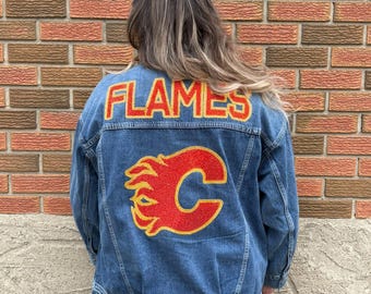 Chaqueta vaquera personalizada con temática deportiva y pedrería (recogida local).