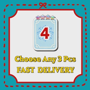 Puede incluir: Una tarjeta azul claro con el número 4 en rojo, rodeada por un diseño de estrella y cuatro estrellas en la parte superior. El texto "Choose Any 3 Pcs" y "FAST DELIVERY" son de color amarillo.
