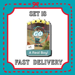 以下が含まれることがあります： 漫画の男の子のイラスト、円の中の「GO」という言葉、そして「A Real Boy！」というテキストが描かれたデジタルカード。カードは、「SET 18」と「FAST DELIVERY」というテキストがターコイズ色のフレームで囲まれた背景に配置されています。