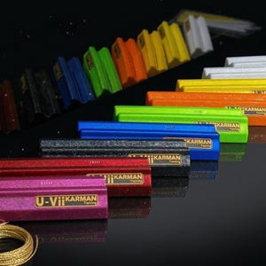 Puede incluir: Un juego de tres tazas de cerámica con un acabado mate moteado. Las tazas son en tonos crema, gris claro y gris oscuro. Cada taza tiene un diseño simple y minimalista y un asa redondeada.