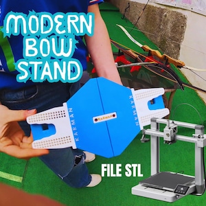 Puede incluir: Un soporte de arco azul y blanco con el texto "MODERN BOW STAND" y "KARMAN" impreso. El soporte lo sostiene una persona. Una impresora 3D y varios arcos están en el fondo. El texto "FILE STL" también es visible.