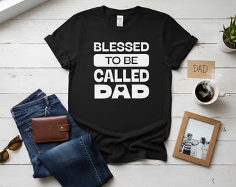 Gesegnet, genannt zu werden Dad T-Shirt | Vaterschaft Typografie Tee