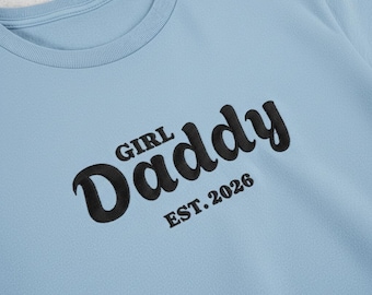 Girl Daddy EST. 2026 Kundenspezifisches T-Shirt | Papa Shirt, New Dad Tee