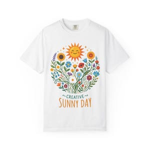 Sunny Day T-shirt met bloemenzon | Illustratie bloemboeket, zomershirt