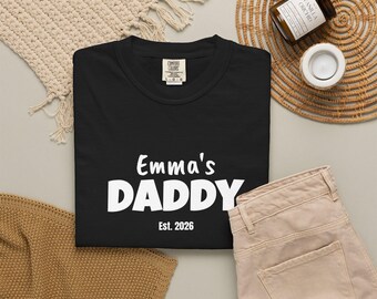 Benutzerdefinierte Daddy Est. 2026 T-Shirt | Stückgefärbtes T-Shirt aus schwerer Baumwolle