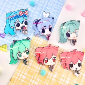 Op de afbeelding: Een verzameling van zes stickers in anime-stijl met levendige kleuren. De stickers tonen verschillende kapsels en uitdrukkingen, waaronder blauw, groen en roze haar. Elke sticker is doormidden gesneden, waardoor een uniek ontwerp ontstaat.