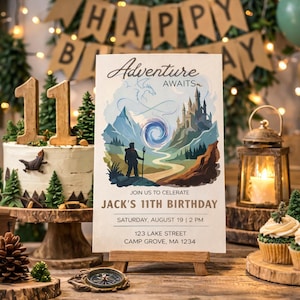 Könnte beinhalten: Eine Geburtstagsszene mit Kuchen, Einladung und Dekorationen. Die Einladung mit "Adventure Awaits" kündigt Jacks 11. Geburtstag an. Der Kuchen hat eine "11" Kerze und dekorative Bäume. Eine beleuchtete Laterne und Cupcakes sind ebenfalls vorhanden.