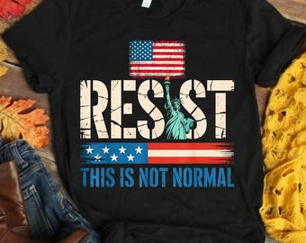 Resist This Is Not Normal PNG, Politica Tees, Download digitale della bandiera patriottica degli Stati Uniti, Sostenitore della democrazia, Maglietta di protesta, PNG a sublimazione