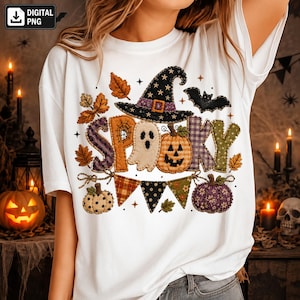 Op de afbeelding: Een wit t-shirt met een grafisch ontwerp waarin het woord SPOOKY is gespeld met verschillende stoffen met patronen. Het ontwerp bevat een zwarte heksenhoed, een spook, een pompoen, een vleermuis, herfstbladeren en een vlaggetjesslinger.