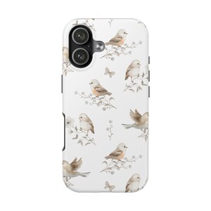 Könnte beinhalten: Weißes Handycase mit einem sich wiederholenden Muster aus Aquarellvögeln, Schmetterlingen und floralen Zweigen. Die Vögel sind in Braun- und Beigetönen gehalten, mit feinen Details. Das Case hat eine glänzende Oberfläche und einen Kameraausschnitt.