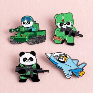Könnte beinhalten: Ein Set aus vier Emaille-Anstecknadeln mit Panda-Figuren in militärischer Ausrüstung. Ein Panda bedient einen grünen Panzer, ein anderer trägt einen grünen Helm und hält ein Gewehr, ein dritter trägt eine grüne taktische Weste mit Gewehr, der vierte steuert einen blauen Jet.