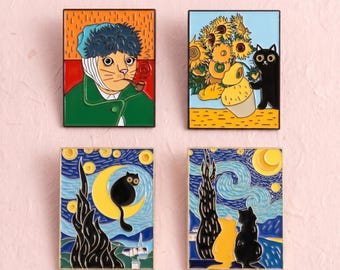 Könnte beinhalten: Vier rechteckige Emaille-Anstecknadeln mit katzenartigen Parodien berühmter Gemälde. Die Motive zeigen eine Katze als Van Gogh mit verbundenem Ohr, eine Katze mit Sonnenblumen, eine Katze auf einer Mondsichel und zwei Katzen unter einem Sternenhimmel.