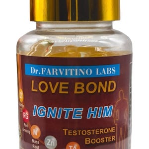Op de afbeelding: Een heldere glazen fles met een gouden deksel, gevuld met gele softgels. Het etiket luidt "LOVE BOND IGNITE HIM TESTOSTERONE BOOSTER" en vermeldt ingredi&euml;nten. Bevat 60 softgels.