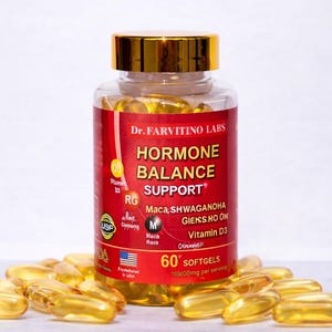 Puede incluir: Una botella de pl&aacute;stico transparente con tapa dorada, llena de c&aacute;psulas blandas amarillas. La etiqueta es roja y dorada, con el texto "HORMONE BALANCE SUPPORT" e informaci&oacute;n sobre los ingredientes. La botella est&aacute; rodeada de c&aacute;psulas blandas dispersas.