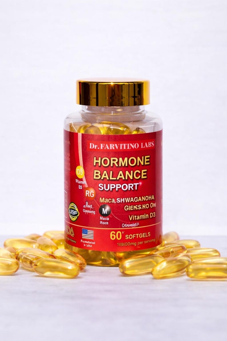 Puede incluir: Una botella de pl&aacute;stico transparente con tapa dorada, llena de c&aacute;psulas blandas amarillas. La etiqueta es roja y dorada, con el texto "HORMONE BALANCE SUPPORT" e informaci&oacute;n sobre los ingredientes. La botella est&aacute; rodeada de c&aacute;psulas blandas dispersas.