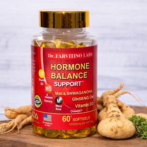Puede incluir: Una botella transparente de c&aacute;psulas blandas con tapa dorada, etiquetada como "Hormone Balance Support" por Dr. Farvitino Labs. La botella est&aacute; sobre una tabla de madera con ginseng y ra&iacute;z de maca. La etiqueta destaca ingredientes como Maca, Ginseng y Vitamina D3.