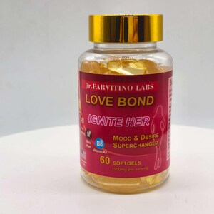 Puede incluir: Una botella transparente con tapa dorada llena de c&aacute;psulas blandas amarillas. La etiqueta roja tiene el texto blanco "LOVE BOND IGNITE HER". La botella contiene 60 c&aacute;psulas blandas y est&aacute; etiquetada como "Mood & Desire Supercharged".