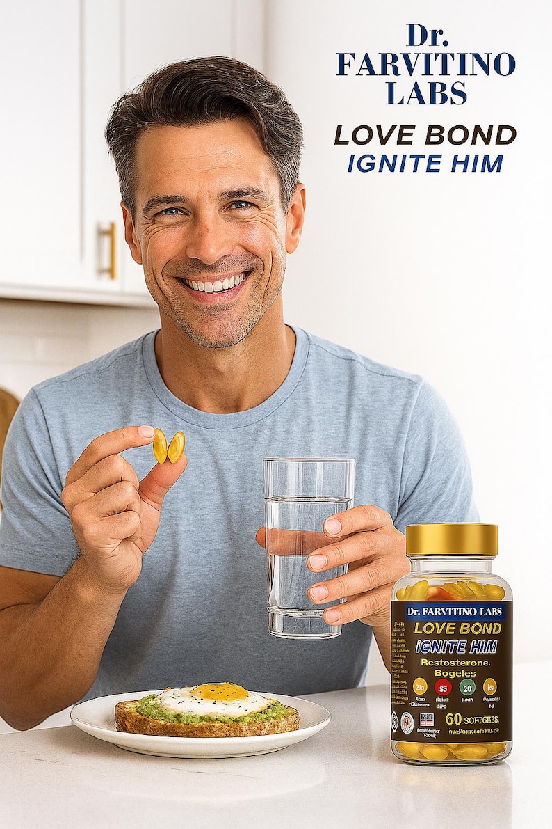 Op de afbeelding: Een man houdt een glas water en een gele softgel vast, met een flesje Dr. Farvitino Labs Love Bond Ignite Him supplementen. Op tafel staat een bord avocado toast met een gebakken ei. De fles bevat 60 softgels.