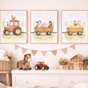 Könnte beinhalten: Drei gerahmte Aquarelldrucke mit Bauernhofszenen. Einer zeigt einen roten Traktor mit einem Huhn, ein anderer einen Holzkarren mit einer Kuh, Schweinen und einem Pferd, und der dritte einen Karren mit einem Hahn, einer Ziege und einer Gans.