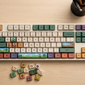 Pode incluir: Um teclado mecânico creme com teclas personalizadas com ilustrações coloridas. O teclado tem uma variedade de cores de teclas, incluindo verde, roxo e laranja. Uma pequena pilha de teclas extras está ao lado do teclado. Um porta-lápis está no fundo.
