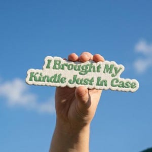 Parche "Traje mi Kindle por si acaso", Parches para amantes de la lectura de fantasía y libros Kindle para ropa, sombreros, mochilas y chaquetas, Regalo para ella o para él
