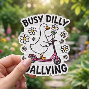 Busy Dilly Dallying-lapp, rolig humor blommig scooter anka sarkastiska talesätt broderad lapp, applikation för jeanskläder hatt jacka presenter